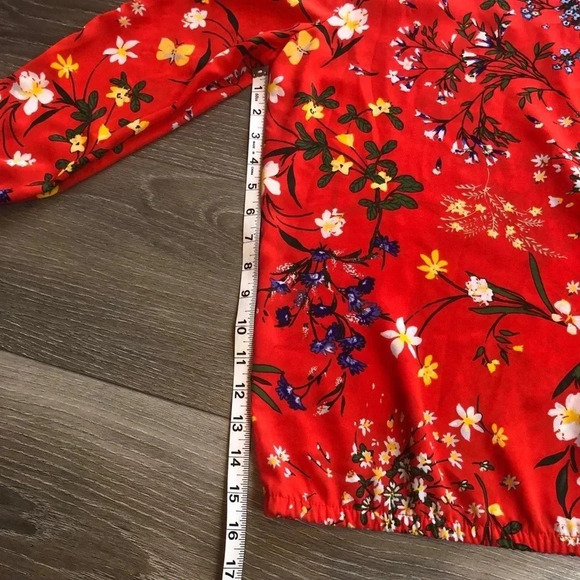 New York And Company Cold Shoulder Top Red Floral Lightweight Womens Size Small - Picture 7 of 14